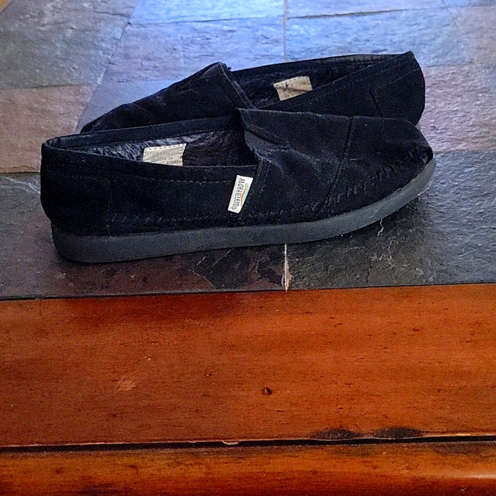 Aloha Island size 5 black swede flat shoe.
